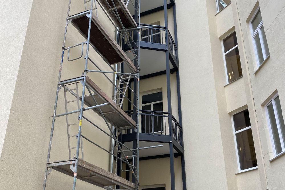 Fassade mit Balkonen nach der Sanierung